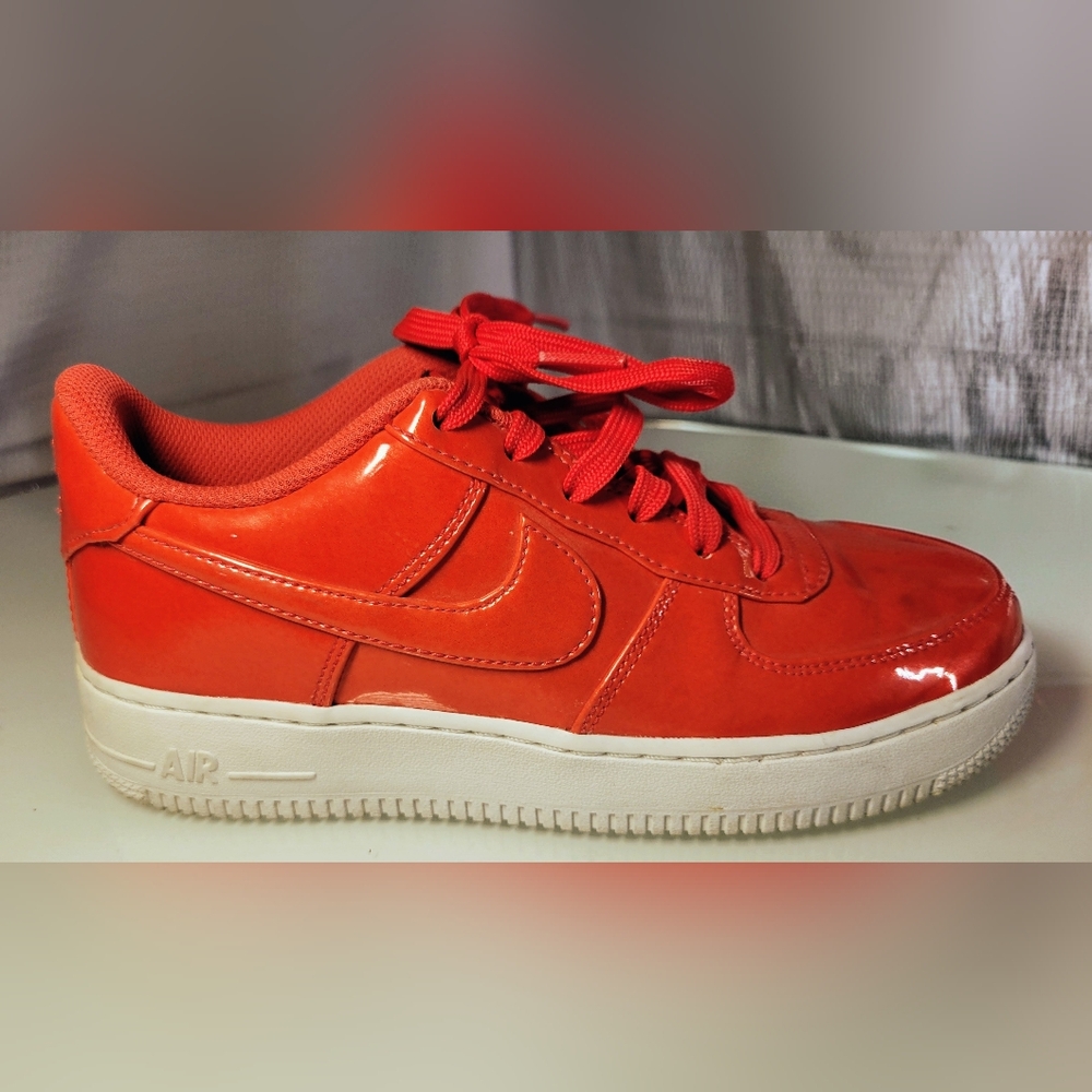 Nike Air Force 1 '07 LV8 UV Siren Red Patent Leather AJ9505-601 Youth 6Y Wom 7.5